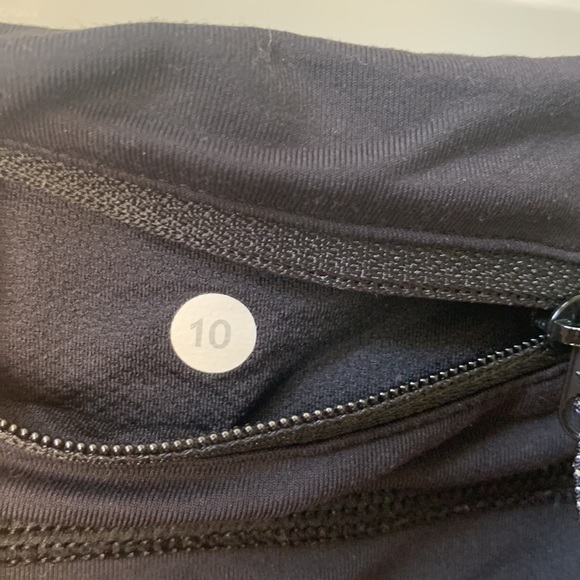 Lululemon Black and White pattern cropped leggings 23” - Picture 3 of 4